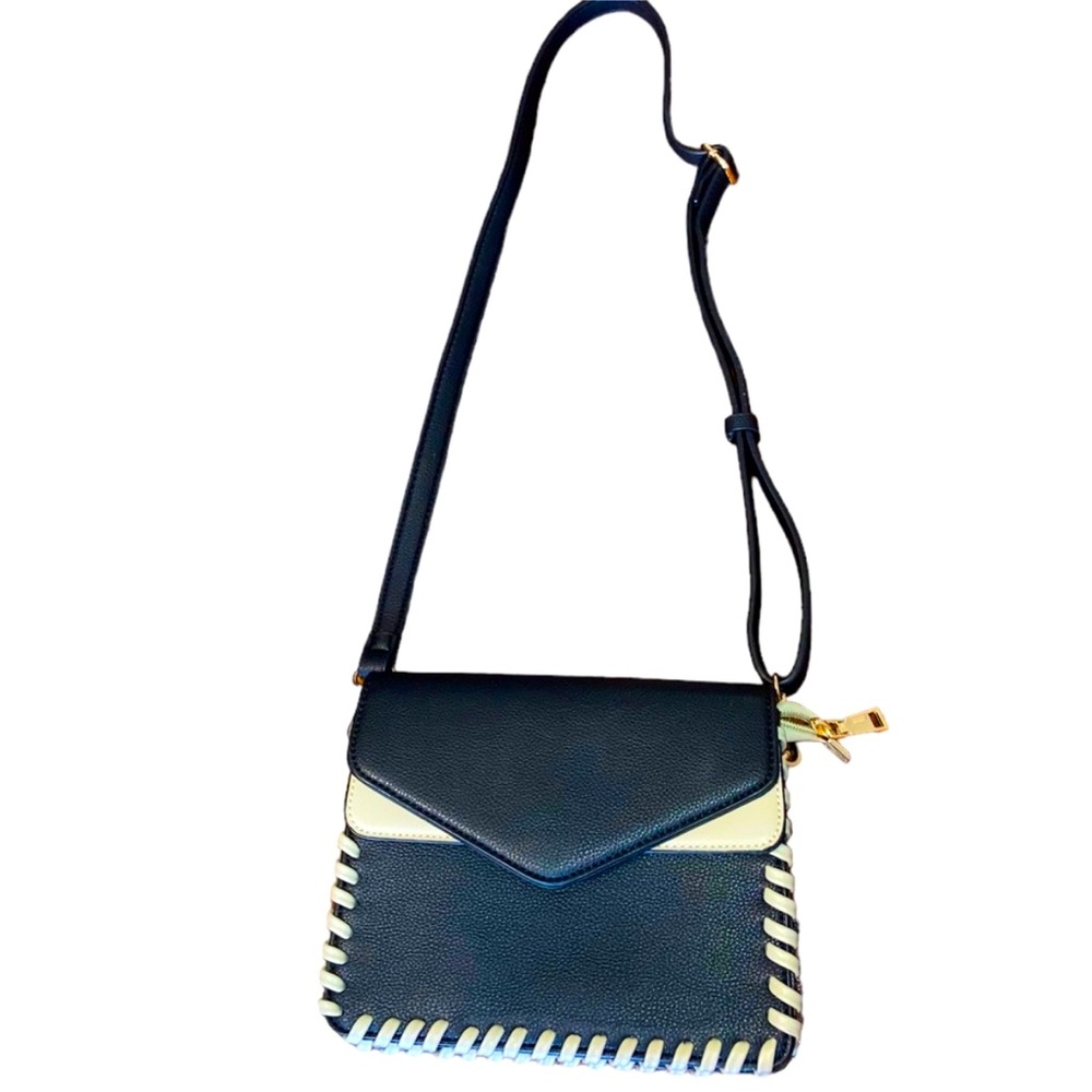 Women’s Melie Bianco Modern Black And White Crossbody Multi Pocketed Purse.